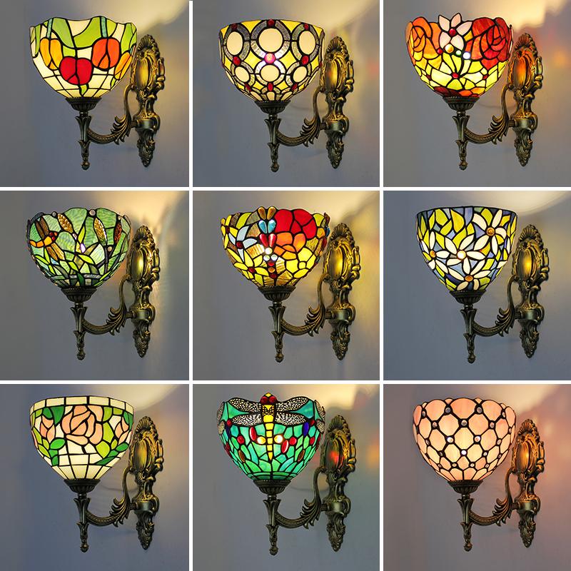 غرفة نوم أمريكية بجانب السرير، - مراجعة Solar Wall Sconce وسعره